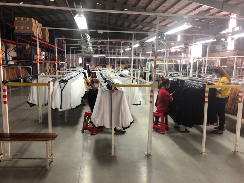 sewing factory with hanger packing